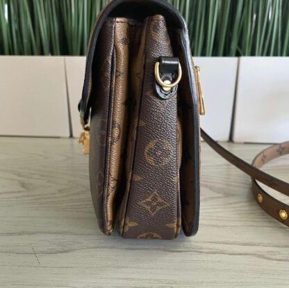 Authentic Louis Vuitton POCHETTE METIS REVERSE MONOGRAM EXCELLENT CONDITION SD2250 Comes W/DustBag hardware has protective seal - Image 6